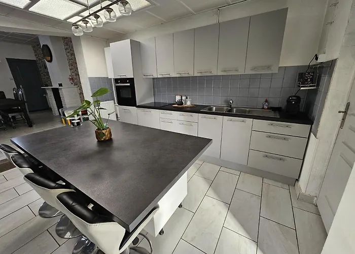 Maison Familiale, 3 Chambres, Jardin Et Parking Prive *
